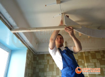 Монтаж многоуровневого натяжного потолка на кухне